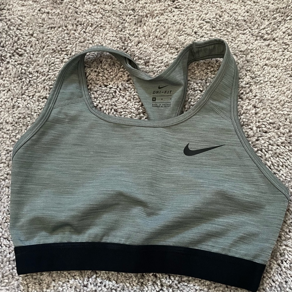 Nike Swoosh medium support sports bra